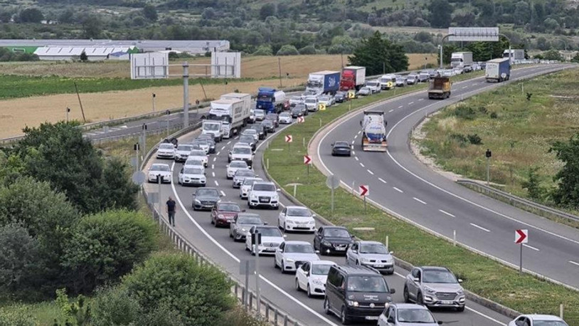 Trafikte bayram dönüşü izdihamı: Kilometrelerce araç kuyrukları oluştu