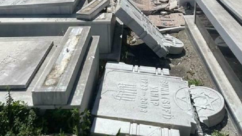 Yahudilere ait mezar taşlarını tahrip eden çocuklar ailelerine teslim edildi
