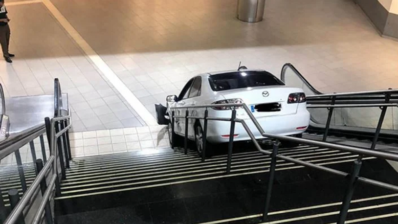 Çaldığı araçla 'metro istasyonunun' merdivenlerine sıkıştı