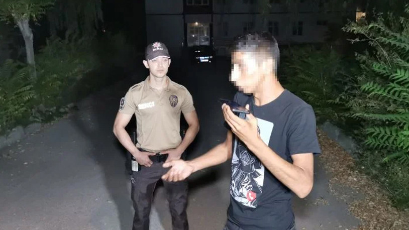 Ehliyetsiz yakalanınca polislere saldırmak için 'adam' çağırdı  