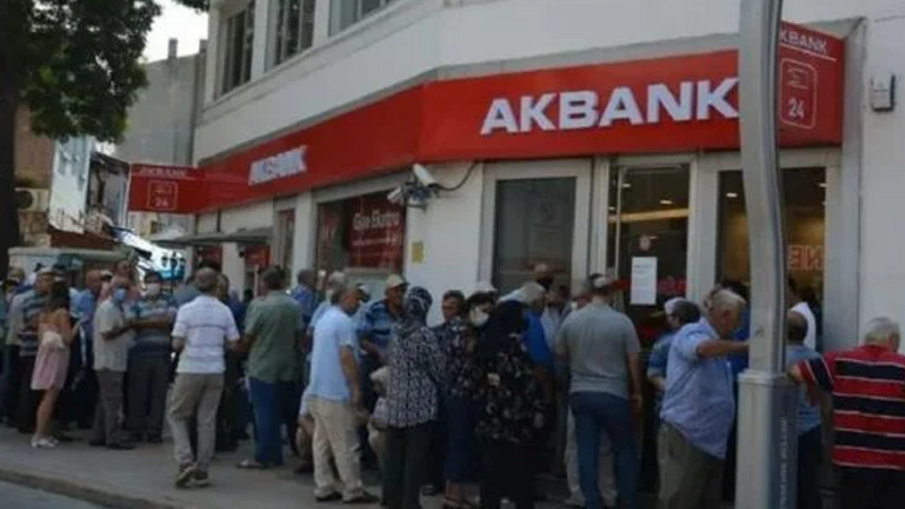 Emekliler Akbank önünde uzun kuyruklar oluşturdu