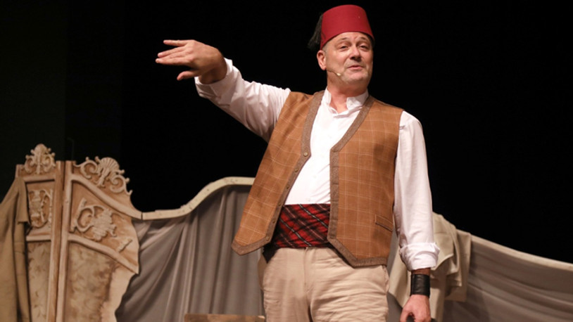 İBB Şehir Tiyatroları Levent Üzümcü'nün rol aldığı, sezonun en çok alkış alan oyunlarından Rüstemoğlu Cemal’in Tuhaf Hikâyesi ile açık havada perde diyor