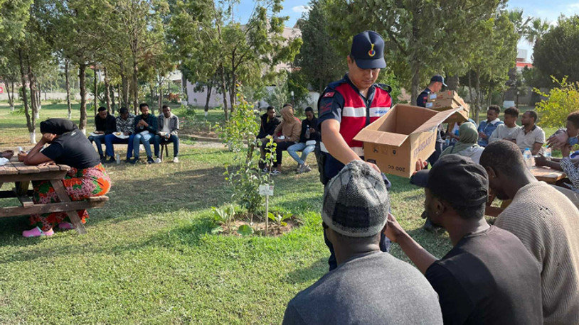 İzmir'de 446 kaçak göçmen yakalandı 