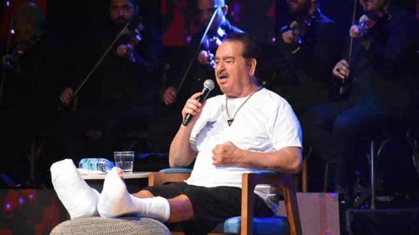 Tatlıses, iki ayak tarak kemiğinde kırık ile Çeşme’de sahne aldı