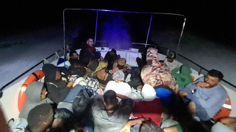 Yunan unsurlarının ittiği 64 kaçak göçmen Sahil Güvenlik ekiplerince kurtarıldı