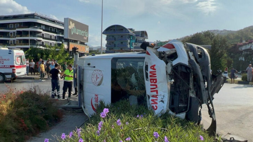Antalya'da ambulans ile kamyonet çarpıştı: 2'si sağlıkçı 8 yaralı