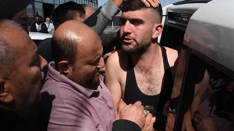 Ev basan baba ve oğulları akrabalarını öldürdü