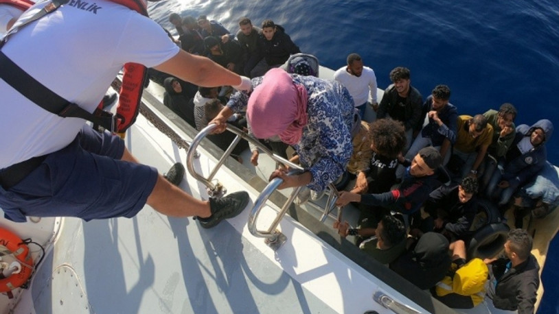 İzmir açıklarında geri itilen 210 göçmen kurtarıldı