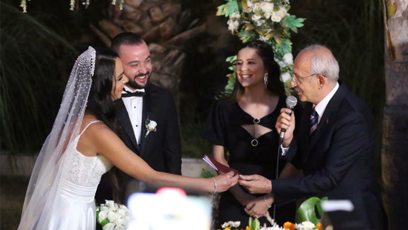 Kılıçdaroğlu, İzmir'de genç çiftin nikah şahidi oldu