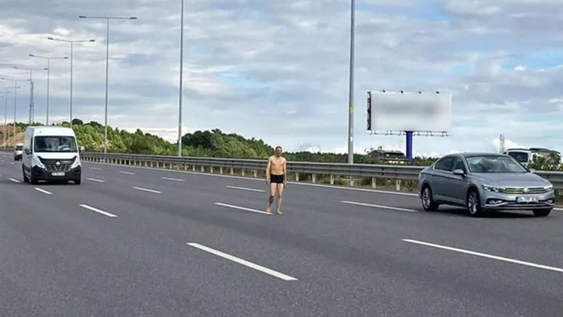 Kuzey Marmara Otoyolu'ndan ilginç görüntüler: Vatandaş yarı çıplak halde koşarken görüntülendi