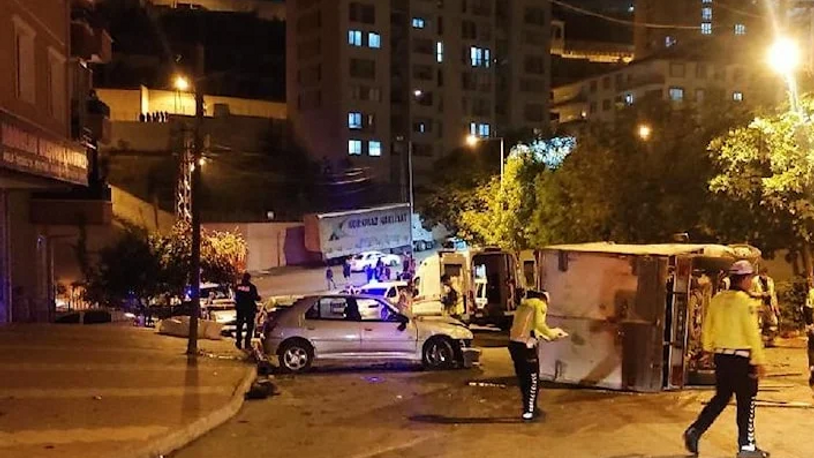 Park halindeki araçlara çarpıp devrilen kamyonetin sürücüsü öldü