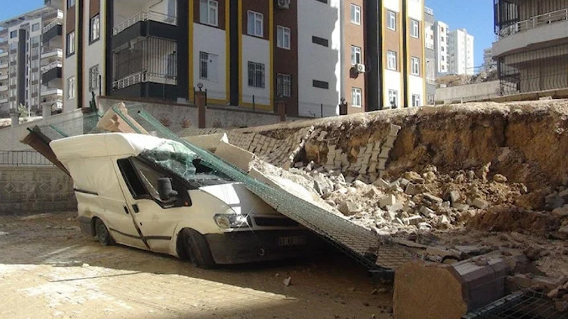 Şanlıurfa'da iş cinayeti: İstinat duvarının altında kalan operatör kurtarılamadı