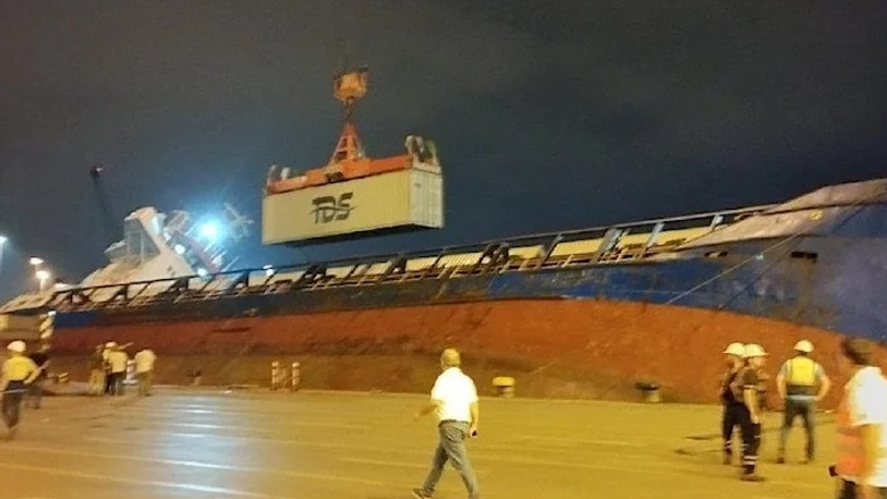 Su alan konteyner gemisi battı