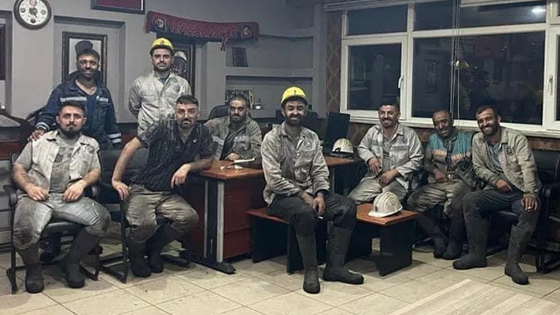 8 arkadaşıyla fotoğrafını paylaşıp 'Bir ben kaldım' notunu düştü