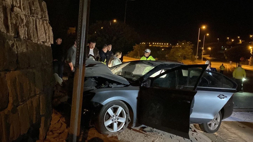 İstinat duvarına çarpan otomobildeki 1 kişi hayatını kaybetti, 3 kişi yaralandı