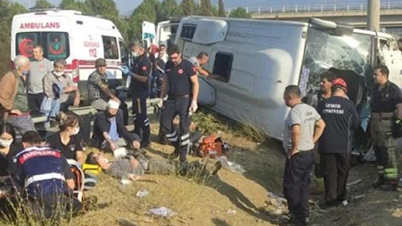 İzmir’de hasta taşıyan midibüs devrildi: 9 yaralı