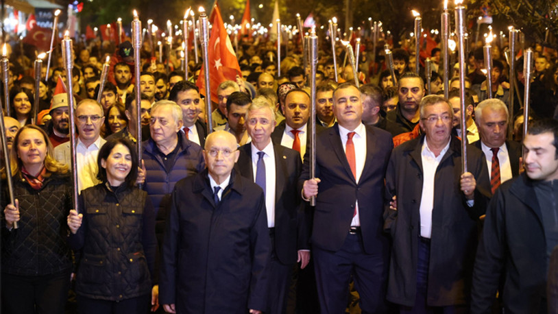 Kızılay'dan Anıtkabir'e meşalelerle 'İlelebet Cumhuriyet' yürüyüşü