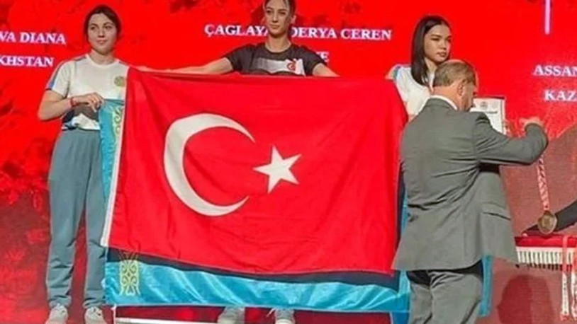Ödül töreninde bayrak krizi: Türk ve Kazak sporcuların ilginç mücadelesi