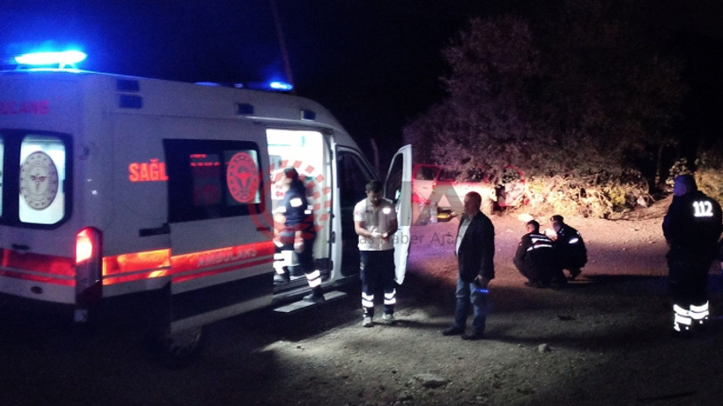 Traktöre çarpan araç yoldan çıktı: 3'ü ağır 6 yaralı