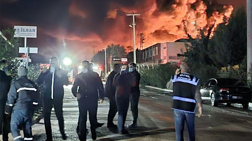 Kimya fabrikasında yangın: Patlama tehlikesi bulunuyor