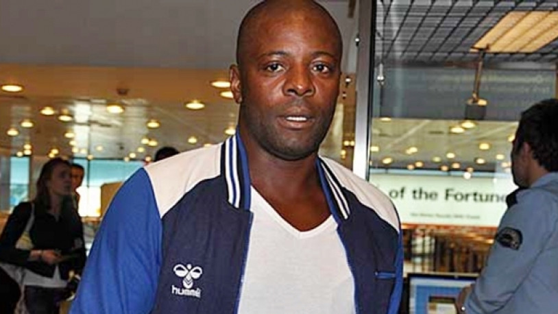 Nouma poz verdiği genç adamın elini kırdı: 4 hareketine sinirlendi