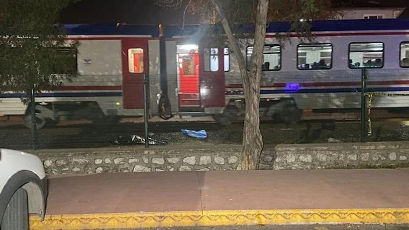Scooter kullanan genç kız, hemzemin geçitte trenin altında kalarak can verdi