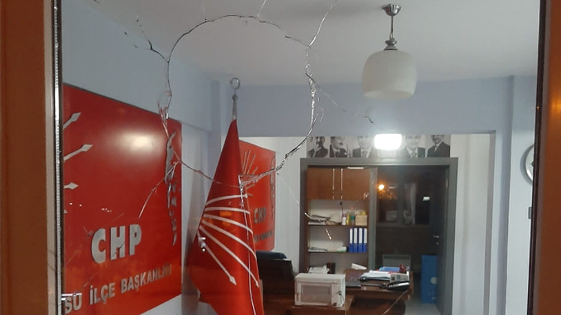CHP ilçe binasına taşlı saldırı