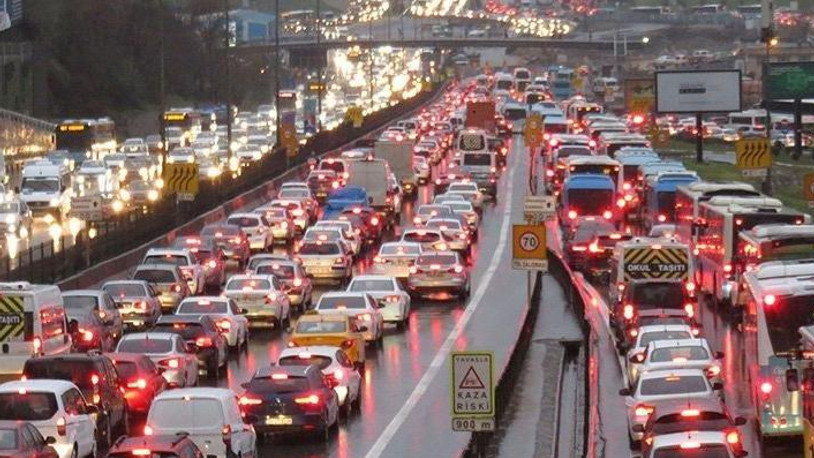 İstanbul'da trafik tıkandı: Yoğunluk had safhada
