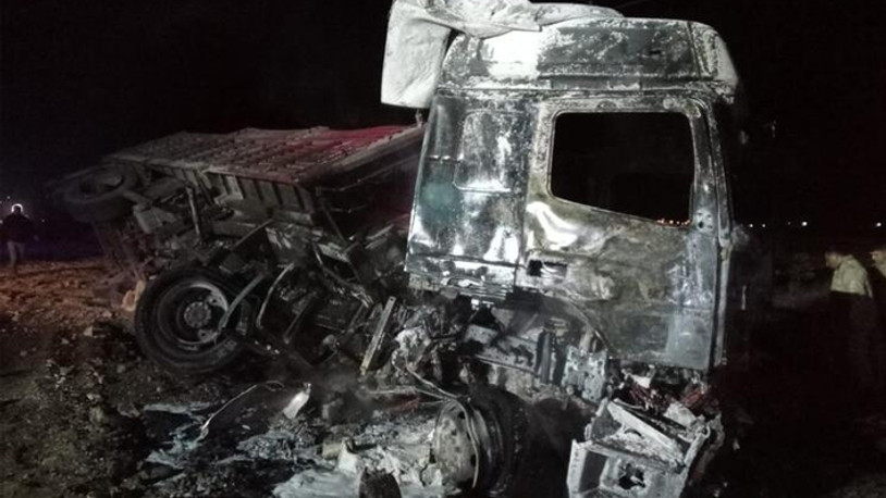 Korkunç kaza: Minibüsle çarpıştıktan sonra şarampole devrilen TIR'ın şoförü yanarak can verdi