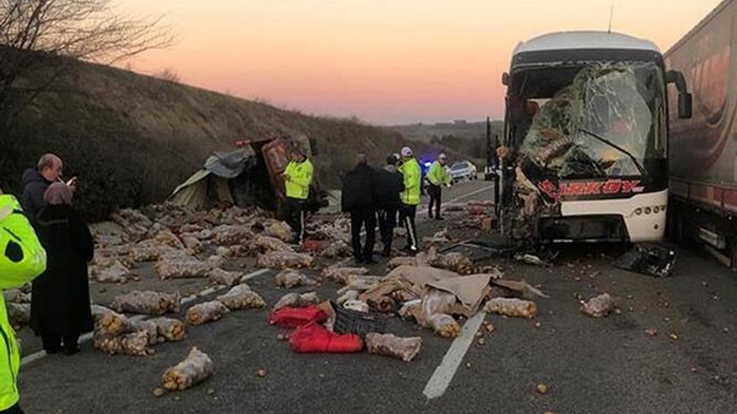 Yolcu otobüsü ile kamyonun çarpıştığı kazada 1 kişi hayatını kaybetti, 2 kişi yaralandı