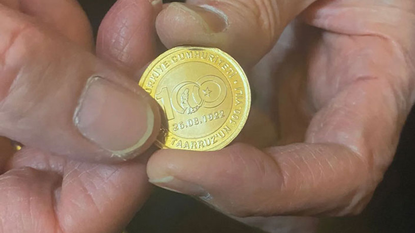 Bahçeli gazetecilere 100. yıl parasını gösterdi