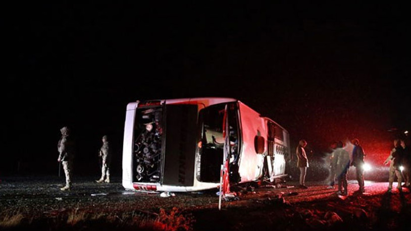 Diyarbakır'da yolcu otobüsü devrildi: 5 can kaybı, 22 yaralı