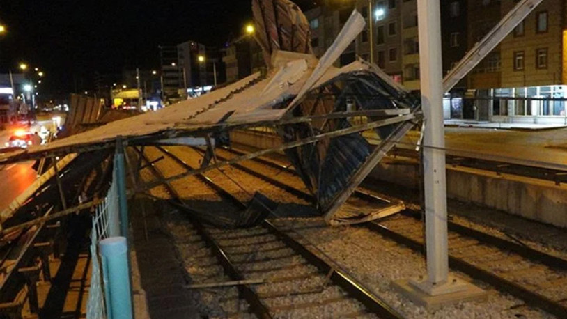 Fırtınada kopan çatı metro hattının üzerine düştü