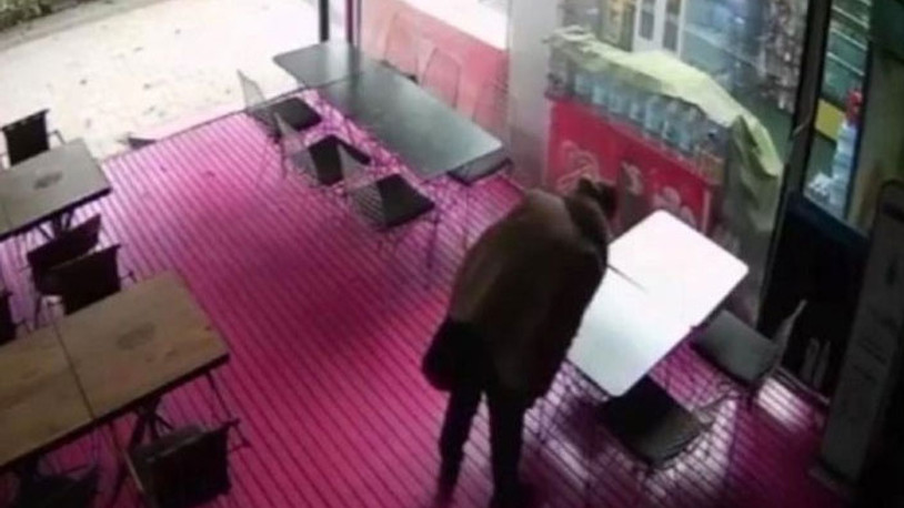 İşe alınmayınca masalara tükürdü