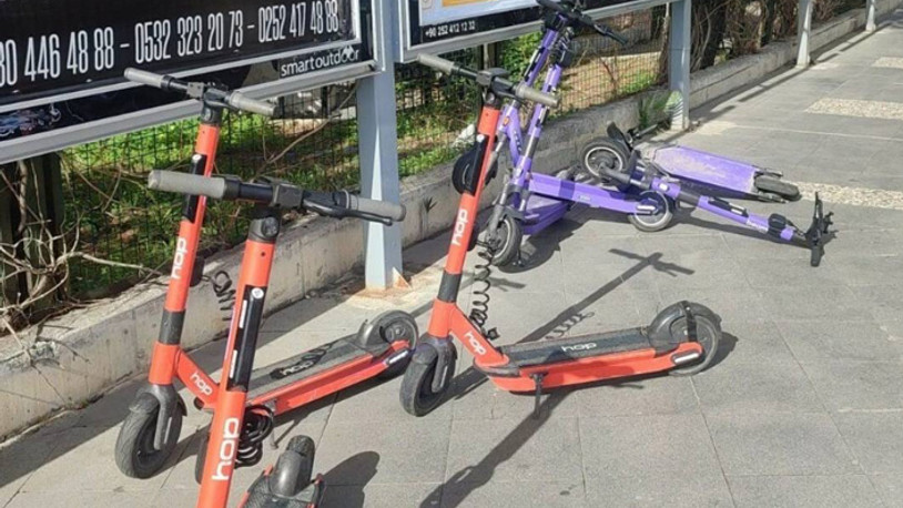 Marmaris'te uygunsuz park edilen scooterlar toplatıldı