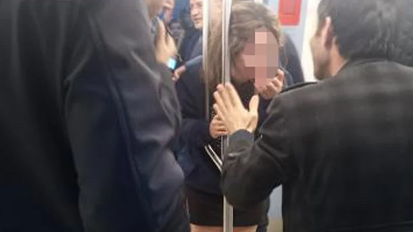 Metroda kafası tutunma direğine sıkışan kadını itfaiye kurtardı