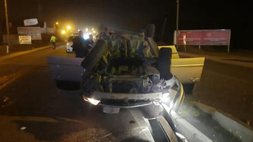 Minibüs ile çarpışan otomobil ters döndü: 13 yaralı