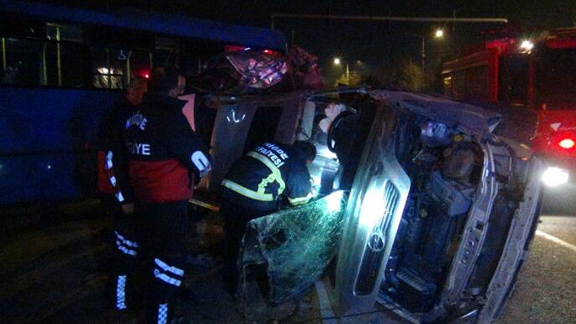 Özel halk otobüsü ile otomobilin çarpıştığı kazada 3'ü ağır 16 kişi yaralandı