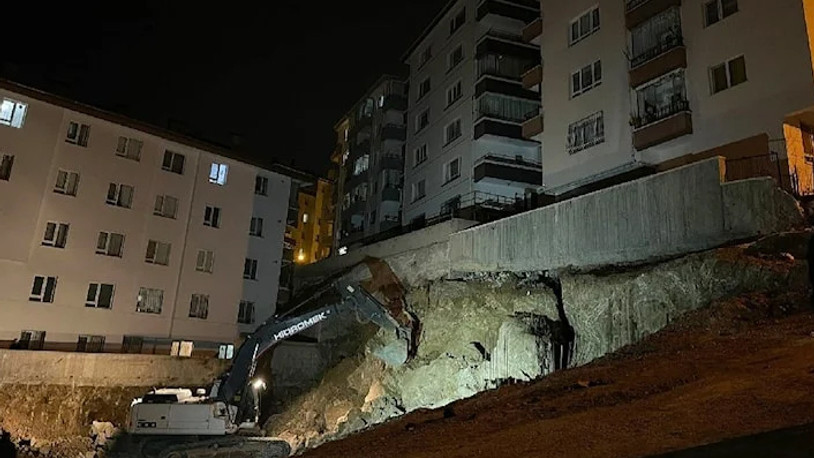 Ankara'da 2 bina hasar aldı, apar topar boşaltıldı