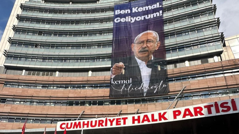 CHP Genel Merkezi'ne 'Ben Kemal, Geliyorum!' afişi asıldı