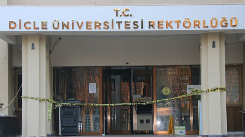 Depremde hasar alan Dicle Üniversitesi rektörlük binası boşaltıldı