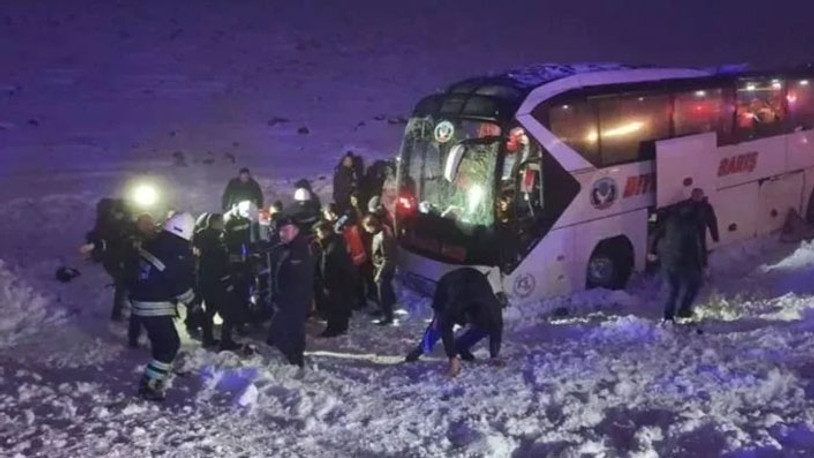 Diyarbakır'da yolcu otobüsü şarampole devrildi: Onlarca yaralı var