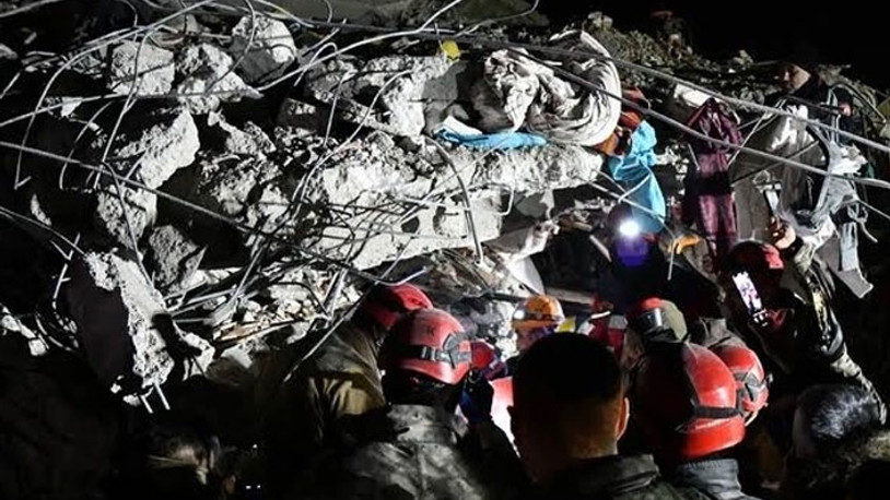 Enkaz altında kalan 62 yaşındaki kadın 163 saat sonra kurtarıldı