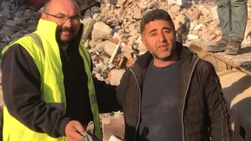 Enkazdan bulduğu altın dolu çantayı sahibine teslim etti