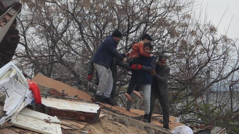 Hatay'da bir çocuk 18 saat sonra enkaz altından sağ çıkarıldı