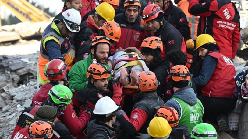 İskenderun'da 6 kişilik aile 102 saat sonra enkazdan çıkarıldı