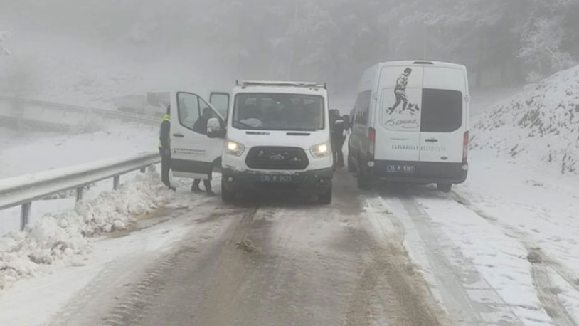 İzmir’de bir aile karda mahsur kaldı