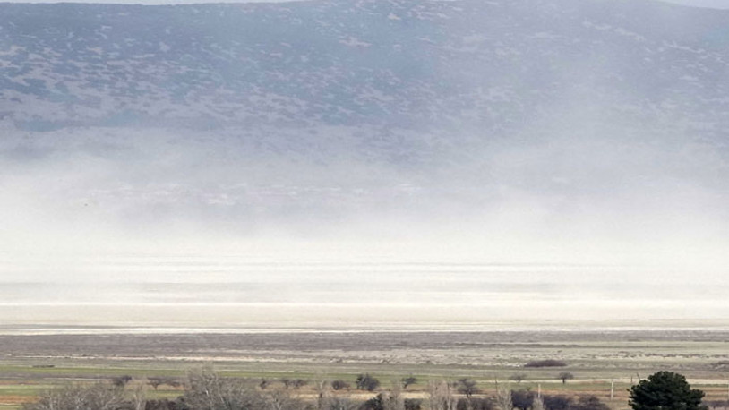 Kuraklığın vurduğu Burdur Gölü üzerinde toz bulutu