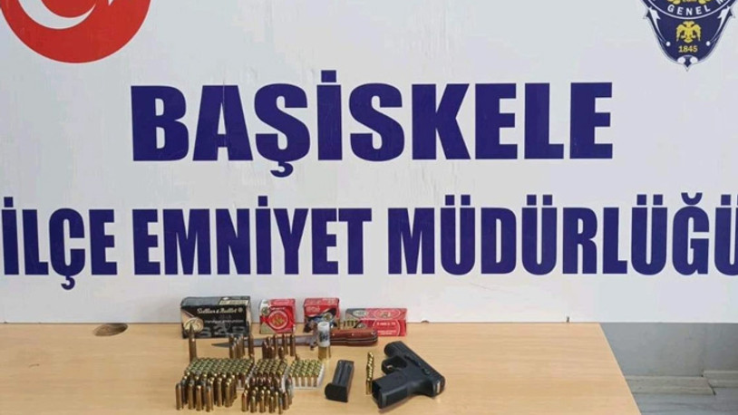 8 farklı suçtan aranan şüphelinin evinden çok sayıda silah çıktı