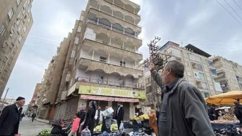 Depremde ağır hasar alan bina önünde semt pazarı kuruluyor
